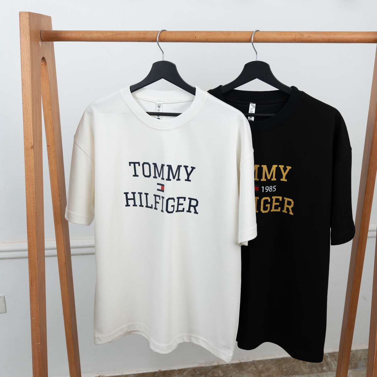 تيشيرت Tommy إنترلوك قطن Unisex بقصّة Oversize مريحة